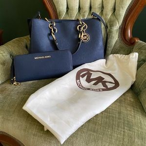 ✨Like New MK Purse 👜 & Wallet